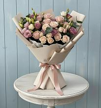 Букет цветов из:  Розы и Лизиантусы в Чупе