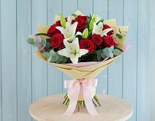 Букет цветов из:  Лилии и Розы в Чупе