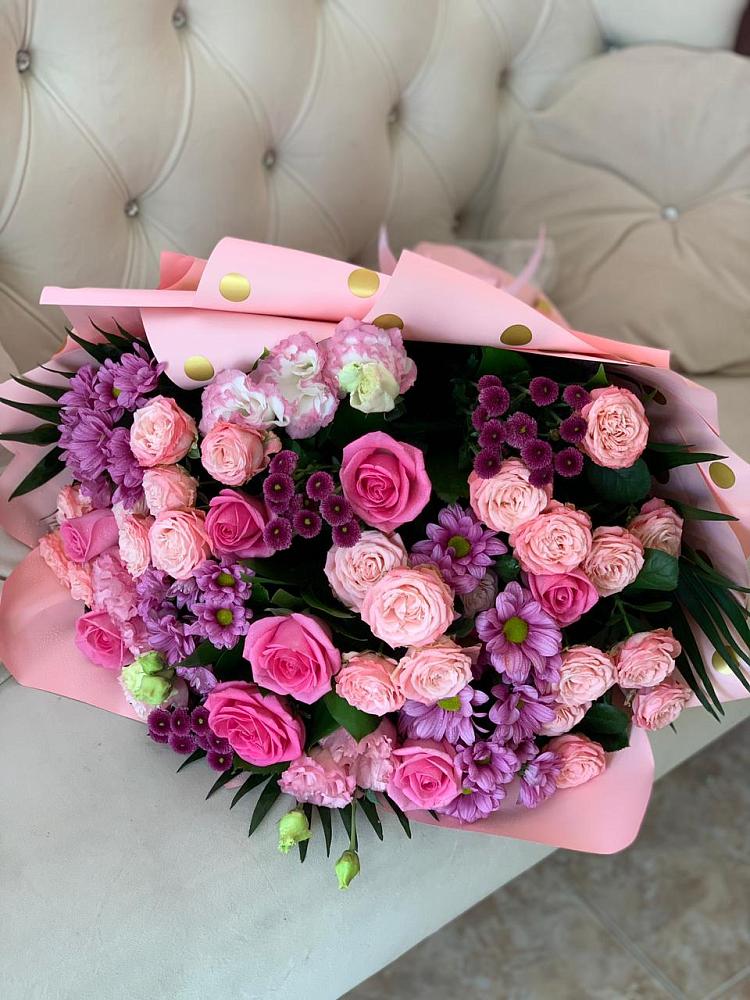 Букет цветов из: Хризантемы, Розы и Лизиантусы в Чупе