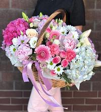 Композиция солнечный день в Чупе Цветочная композиция из Розы, Хризантемы, Пионы и Лизиантусы в корзине в Чупе