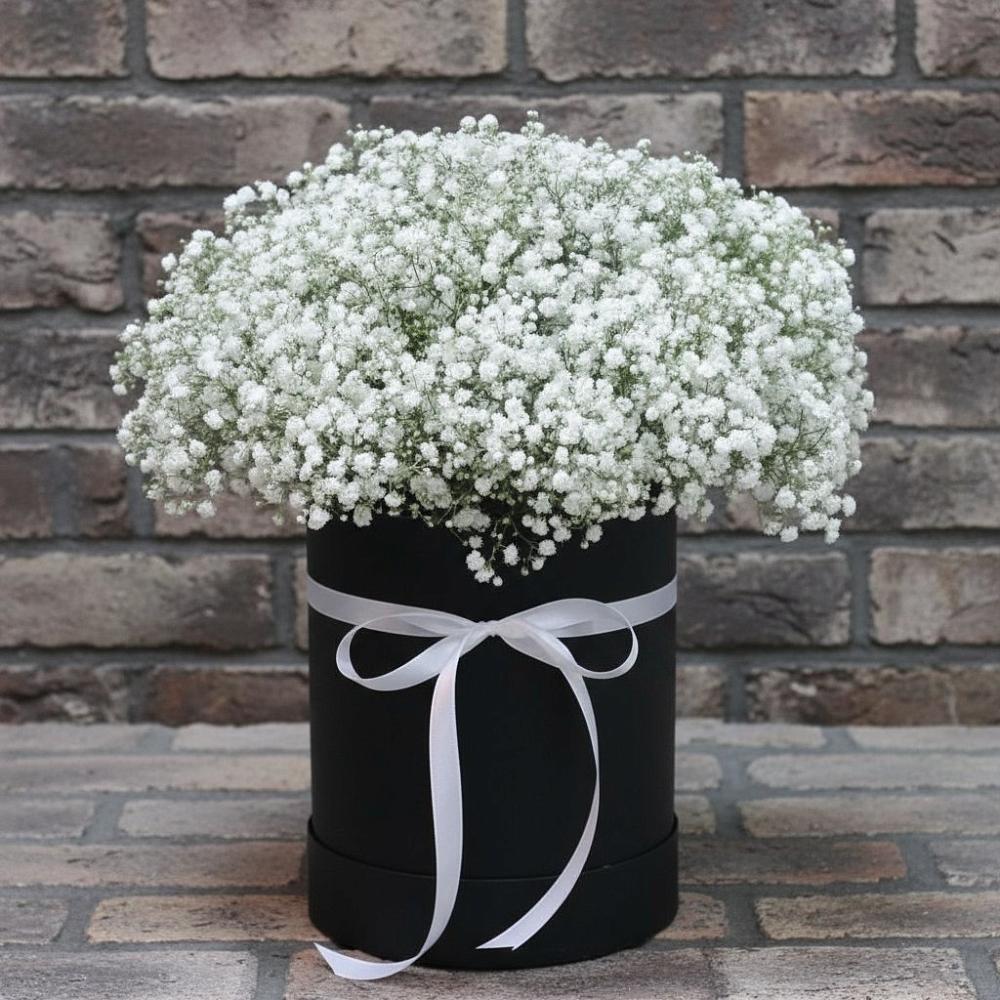 Цветочная композиция из Гипсофила в шляпной коробке в Чупе