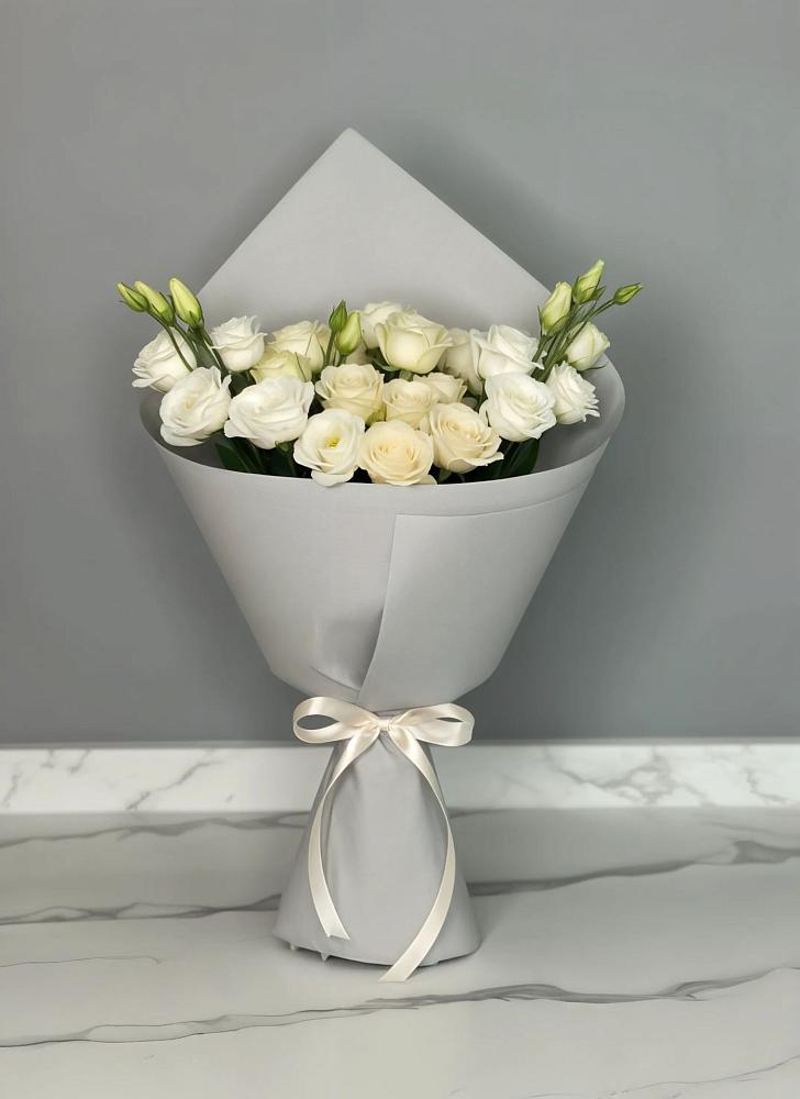 Букет цветов из: Розы и Лизиантусы в Чупе