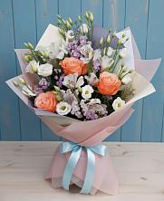 Букет цветов из:  Лизиантусы, Розы, Альстромерии и Гипсофила в Чупе