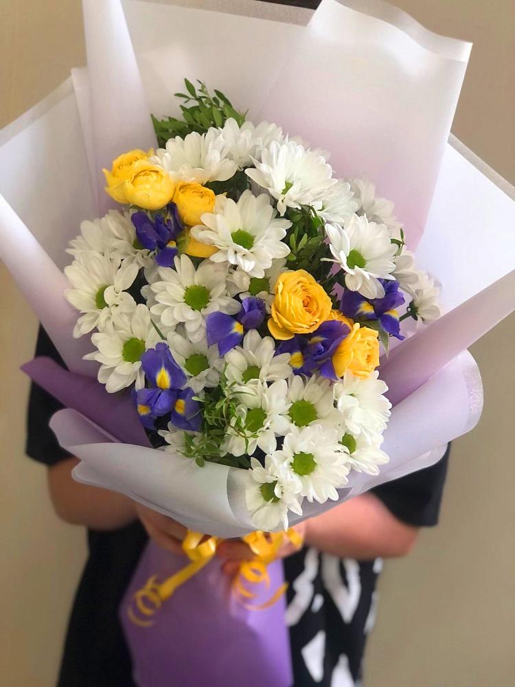 Букет цветов из: Ирисы, Хризантемы и Розы в Чупе
