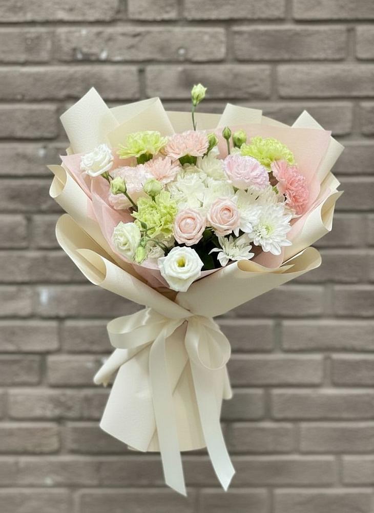 Букет цветов из: Гвоздики, Розы, Лизиантусы и Хризантемы в Чупе