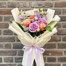 Букет цветов из:  Лизиантусы и Розы в Чупе