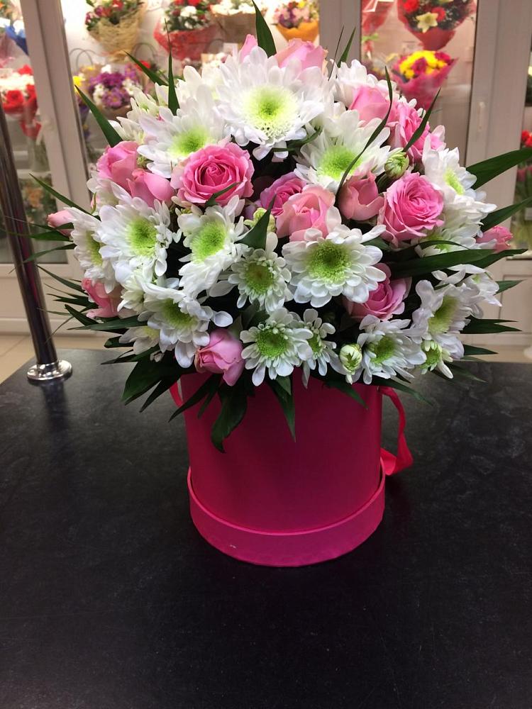 Цветочная композиция из Розы и Хризантемы в шляпной коробке в Чупе