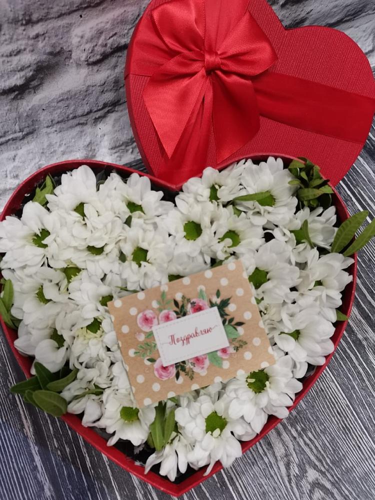 Цветочная композиция из Хризантемы в виде сердца в Чупе