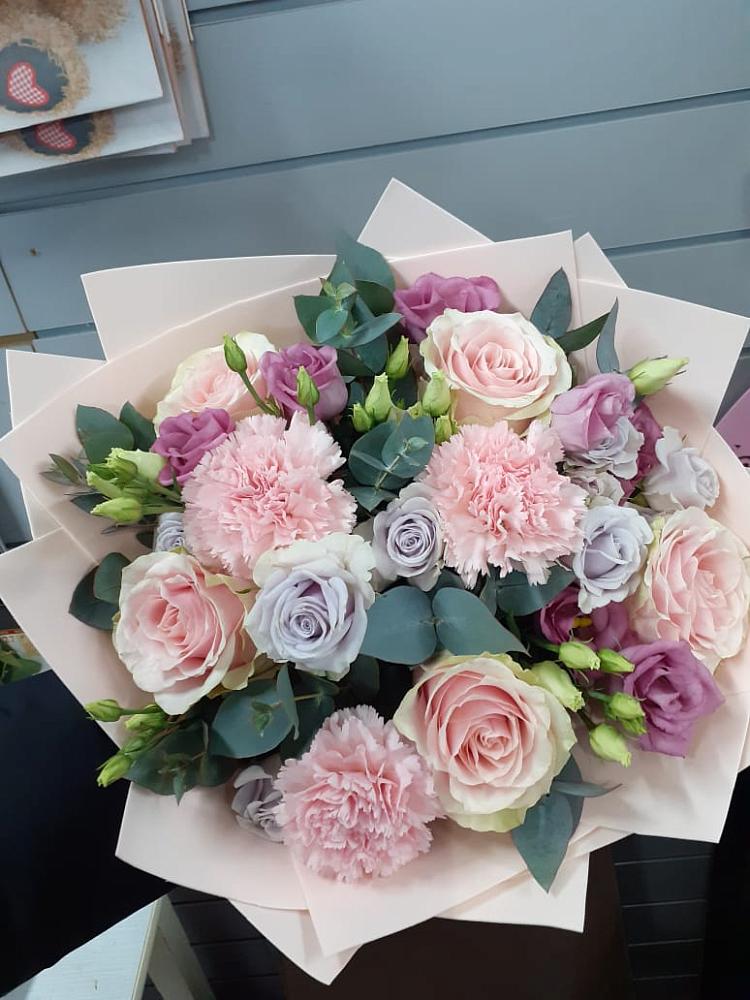 Букет цветов из: Розы, Гвоздики и Лизиантусы в Чупе