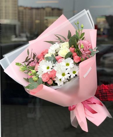 Букет цветов из: Розы, Лизиантусы и Хризантемы в Чупе
