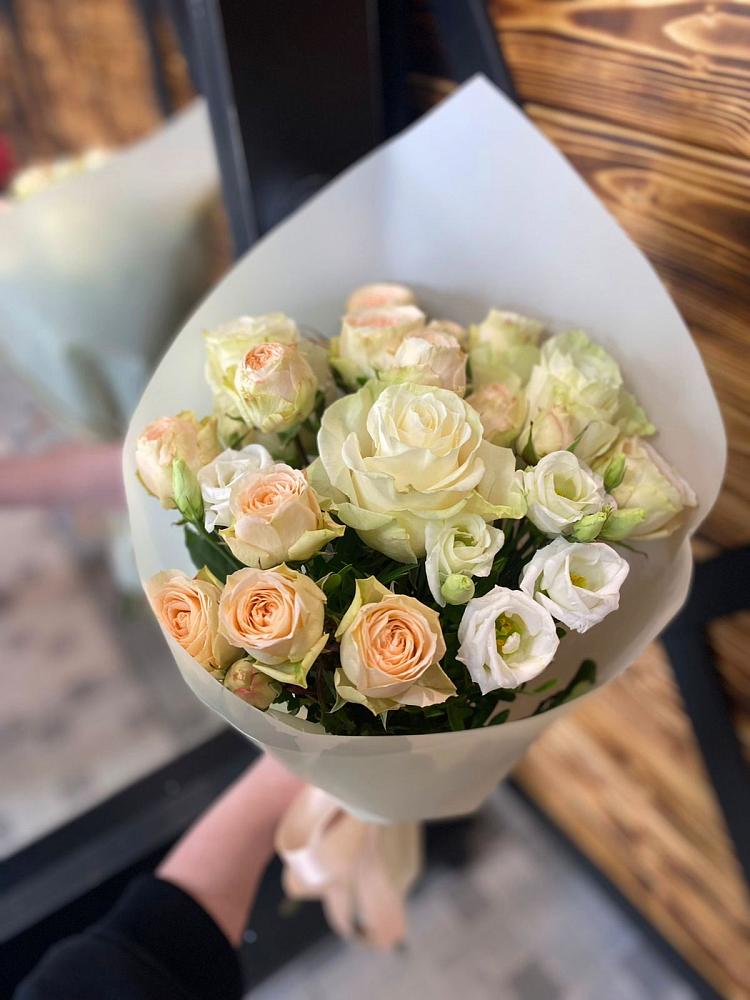 Букет цветов из: Розы и Лизиантусы в Чупе